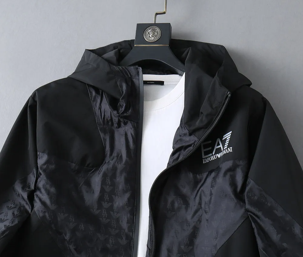 Armani official website Same Style, complete with three labels, on sale in advance. 2026 Autumn and Winter New Arrival men's jacket, Original with complete three labels, Premium version. Custom-made fabrics at the counter. Breathable, high comfort, impeccable details, brand element design concept, reflecting high quality. It feels delicate and soft, presents a casual cut, and has a great upper body shape. Sizes: M～3XL,